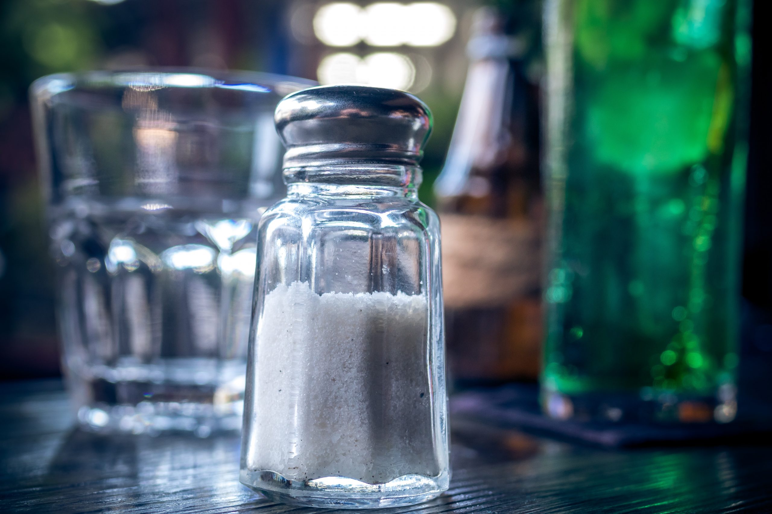 Realidades 593 - La sal es la fuente principal de sodio en nuestra dieta.  Nuestro organismo necesita el sodio para muchas funciones. Las principales  son el correcto funcionamiento de las células y