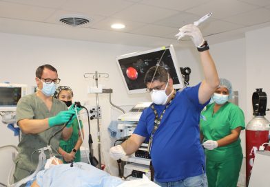 Innovador procedimiento con paciente en vivo se realiza como docencia a médicos residentes en Ciudad de la Salud