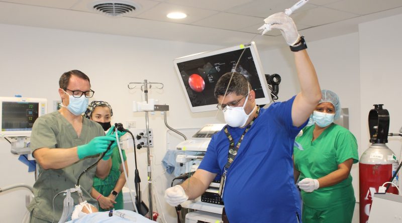 Innovador procedimiento con paciente en vivo se realiza como docencia a médicos residentes en Ciudad de la Salud